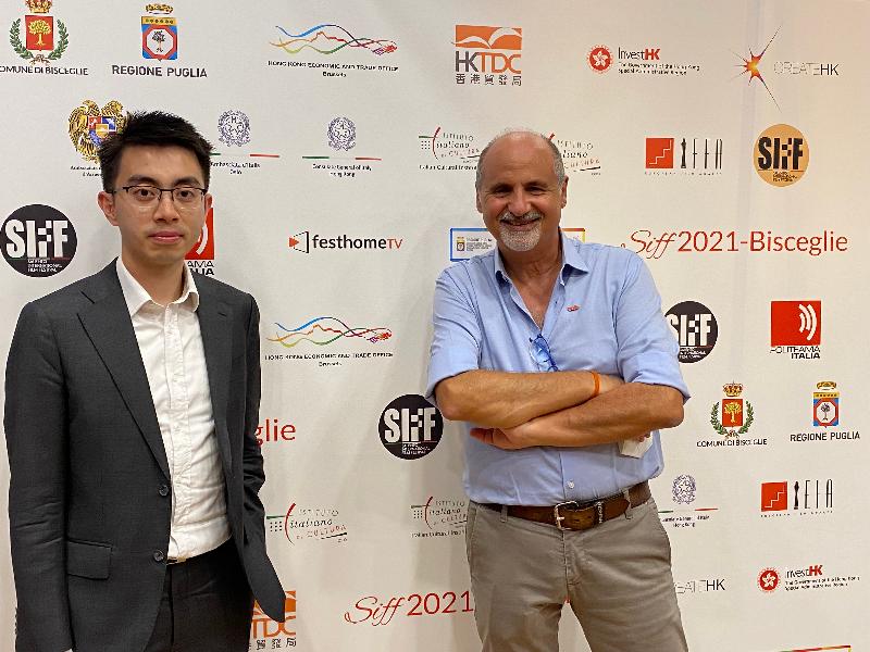 署理香港駐歐洲聯盟特派代表蔡禧揚（左）與薩蘭托國際電影節總監Luigi Campaneli （右）於九月十日（比謝列時間）在第十八屆薩蘭托國際電影節的香港電影活動中合照。