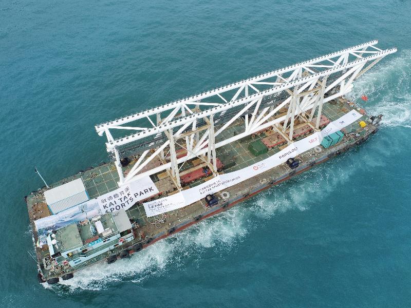 The first large-scale prefabricated segment of the roof structure for the Main Stadium of the Kai Tak Sports Park was shipped from Zhongshan in Guangdong to Hong Kong this morning (September 13).