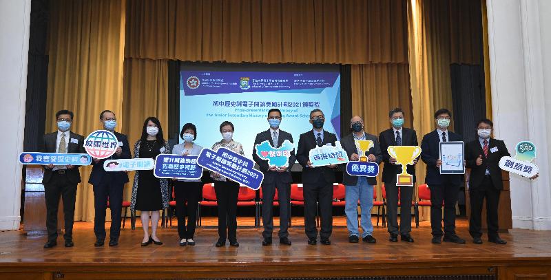 The Secretary for Education, Mr Kevin Yeung (centre), attended the Prize-presentation Ceremony of the Junior Secondary History e-Reading Award Scheme 2021 today (September 13), and is pictured with Executive Vice-President (Administration and Finance) of the University of Hong Kong, Mr Steve Lo (fifth right); the Deputy Secretary for Education, Mrs Hong Chan Tsui-wah (fifth left), and other guests.