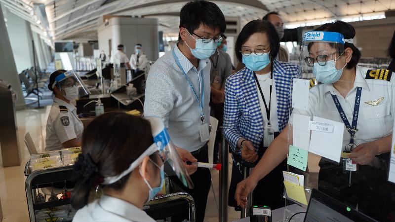 The Secretary for Food and Health, Professor Sophia Chan, visited Hong Kong International Airport this afternoon (September 13), and inspected various passenger and cargo traffic measures for reducing the risk of importing COVID-19 into the community. Photo shows Professor Chan (second right) inspecting the workflow of the "test-and-hold" procedures for inbound travellers under the Return2HK Scheme at the Temporary Specimen Collection Centre in the restricted area of the Airport.