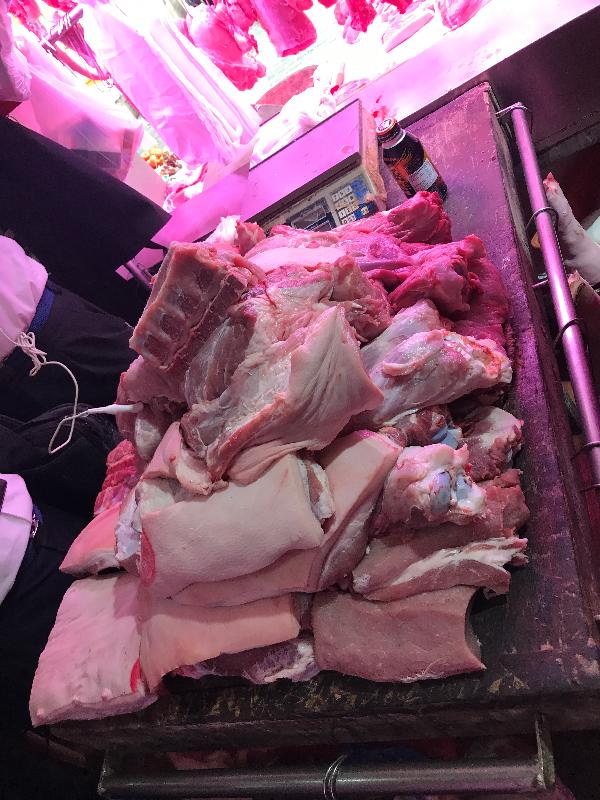 食物環境衞生署今日（九月十三日）採取突擊行動，在元朗又新街打擊懷疑以冰鮮肉充當新鮮肉出售的持牌新鮮糧食店。圖示行動中檢獲的懷疑冰鮮肉。