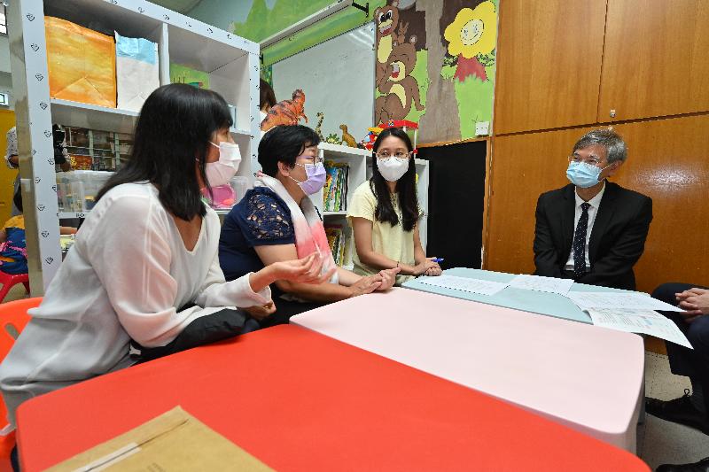 The Secretary for Labour and Welfare, Dr Law Chi-kwong, visited Sweet Heart After School Care Centre for Pre-primary Children in Sham Shui Po this afternoon (September 14) to take a closer look at its re-engineered service, which commenced operation in mid-August. Photo shows Dr Law (first right) being briefed by officers in charge on the support services of the centre.
