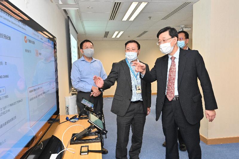 The Chief Secretary for Administration, Mr John Lee, today (September 14) visited the Registration and Electoral Office in Kowloon Bay to inspect and be briefed on the arrangements and preparation for the 2021 Election Committee Subsector Ordinary Elections to be held on Sunday (September 19). Photo shows Mr Lee (front, right) viewing a demonstration of ballot paper issuing procedures using an electronic poll register system.