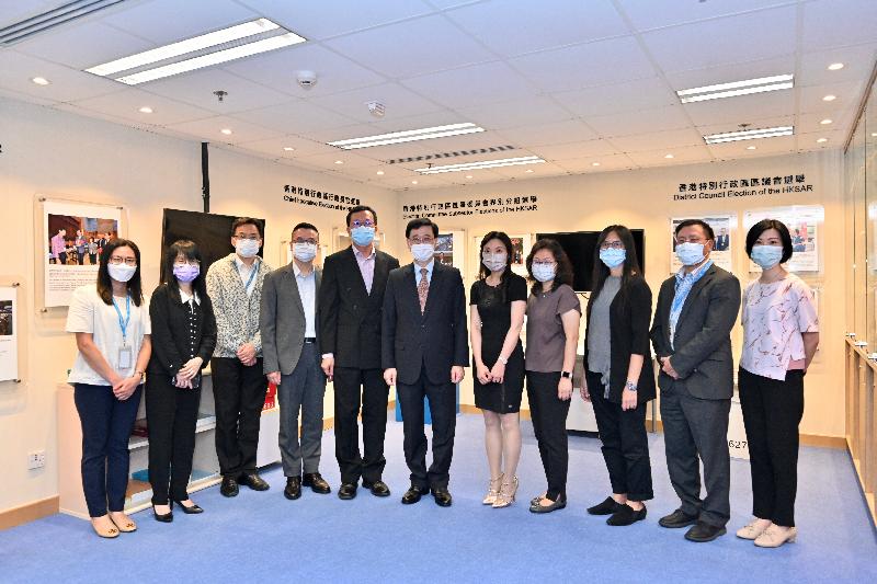 The Chief Secretary for Administration, Mr John Lee, today (September 14) visited the Registration and Electoral Office (REO) in Kowloon Bay to inspect and be briefed on the arrangements and preparation for the 2021 Election Committee Subsector Ordinary Elections to be held on Sunday (September 19). Photo shows Mr Lee (centre) and the Chief Electoral Officer of the REO, Mr Alan Yung (fifth left), with REO staff members.