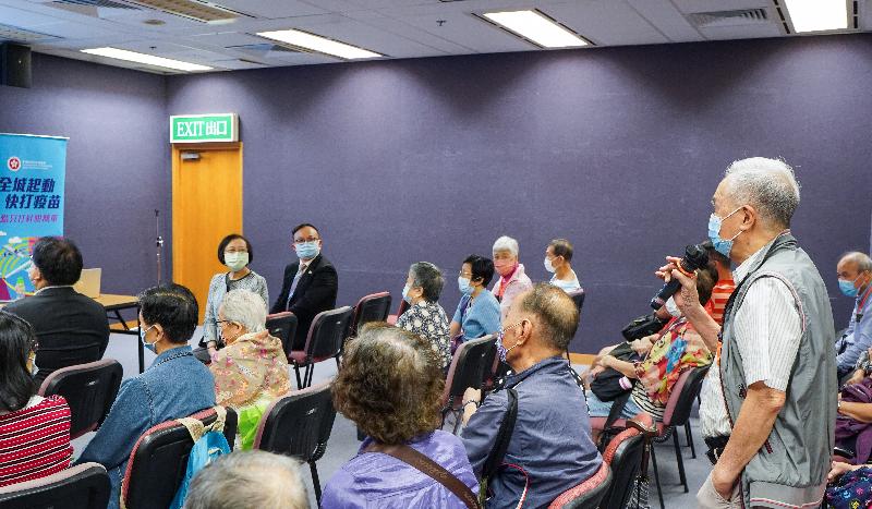 The Secretary for Food and Health, Professor Sophia Chan, visited the Community Vaccination Centre at the Hong Kong Central Library today (September 15) to inspect the vaccination activity co-organised by the Central and Western District Office, the Hong Kong Chiu Chow Chamber of Commerce and the Medical Conscience. Photo shows Professor Chan (front row, second right) attending a health talk prior to the administration of vaccines.