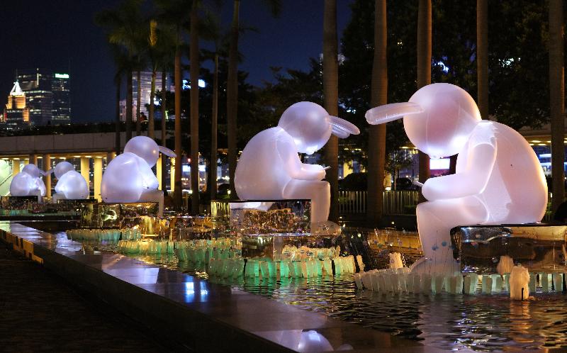The Leisure and Cultural Services Department will display mid-autumn lantern decorations at three venues, namely Victoria Park, Sha Tin Park and Tin Shui Wai Park, from tomorrow (September 17) to September 22. In addition, a lighting installation named "The Other Side of the Moon" has been set up at the Hong Kong Cultural Centre Piazza and will be displayed until October 3. Pictured is "The Other Side of the Moon", created by local artist Dylan Kwok, the installation features six giant inflatable rabbit phubbers playing with their tablets, leading the public to reflect on the impact of the Internet and communications between people nowadays.