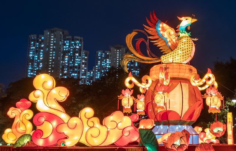 康樂及文化事務署明日（九月十七日）起至九月二十二日在三個場地（維多利亞公園、沙田公園及天水圍公園）展示中秋燈飾。此外，香港文化中心露天廣場亦會擺置光影藝術裝置《月球另一面》至十月三日。圖為於天水圍公園擺設的五米高大型鳳凰燈飾。