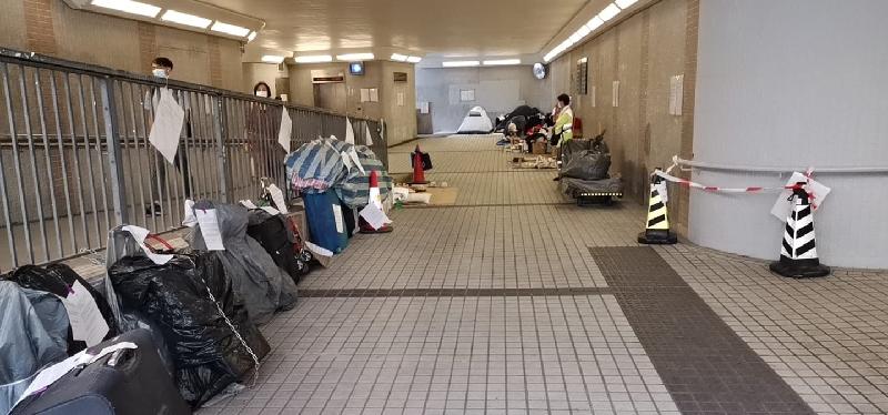 政府完成連接香港文化中心行人隧道清理雜物聯合行動。圖示梳士巴利道近香港文化中心的行人隧道在清理雜物聯合行動前一星期，即九月九日的情況。