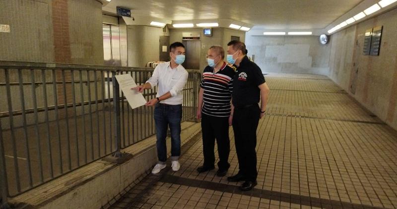 The Government finished a joint operation to clear miscellaneous articles in the subway connecting to the Hong Kong Cultural Centre. Photo shows the District Officer (Yau Tsim Mong), Mr Edward Yu (left); the Chairman of the Yau Tsim Mong South Area Committee, Mr Yan Mou-keung (right); and Justice of the Peace Mr Leung Wah-sing (centre) inspecting the subway at Salisbury Road near the Hong Kong Cultural Centre today (September 16). They said they were pleased to see that the parties concerned had actively co-operated and taken away all articles at the location.