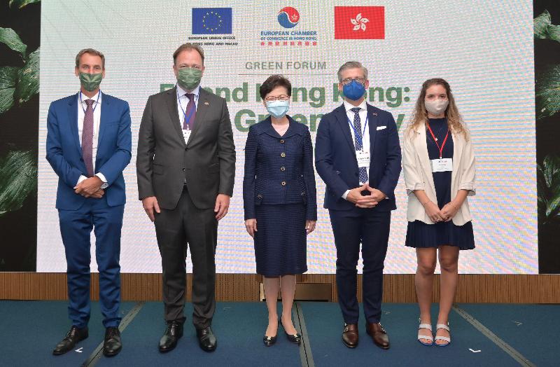 The Chief Executive, Mrs Carrie Lam, attended the EU and Hong Kong: The Green Way forum today (September 16). Pictured are Mrs Lam (centre); the Head of the European Union Office to Hong Kong and Macao, Mr Thomas Gnocchi (second left); the Chairman of the European Chamber of Commerce in Hong Kong, Mr Frederik Gollob (second right); and other guests at the forum.