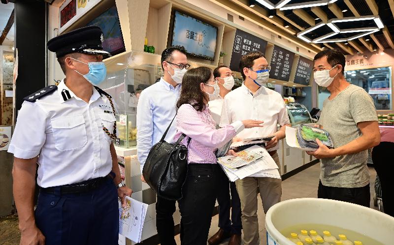 Representatives from various government departments conducted public education and publicity in Kwun Tong District today (September 17) to remind shop operators and other stakeholders not to place goods or articles in public places or on carriageways. Picture shows the Deputy Director of Food and Environmental Hygiene, Miss Diane Wong (third left); District Officer (Kwun Tong), Mr Steve Tse (second left); and Acting District Commander (Kwun Tong), Mr Choy Wai-sum (first left), together with District Council members distributing notices to shop operators.