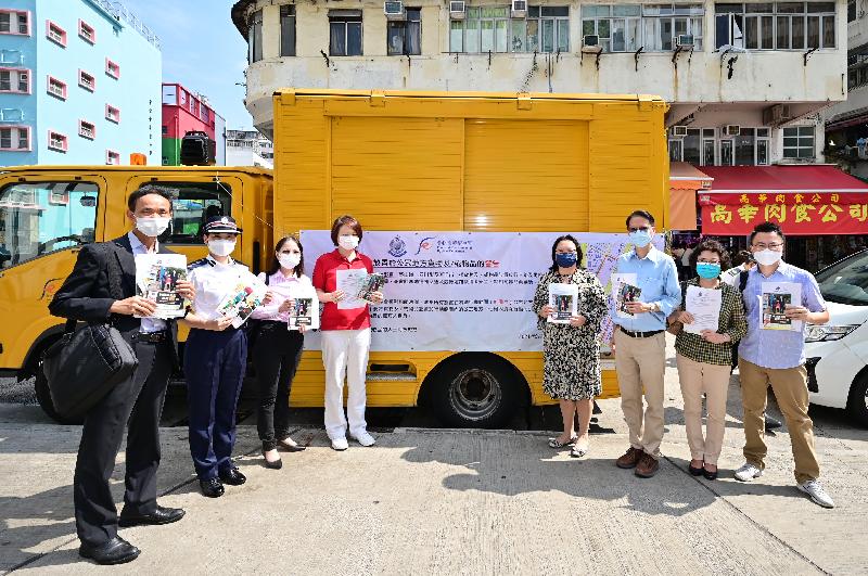 Representatives from various government departments conducted public education and publicity in Kowloon City District today (September 17) to remind shop operators and other stakeholders not to place goods or articles in public places or on carriageways. Picture shows the Deputy Director of Food and Environmental Hygiene, Miss Diane Wong (third left); District Officer (Kowloon City), Miss Alice Choi (fourth right); the Assistant Director of Food and Environmental Hygiene, Mr Edward Chan (first left); Acting District Commander (Kowloon City), Ms Florence Chow (second left); and Coordinator (Hawker) Special Duties of the Food and Environmental Hygiene Department, Ms Rhonda Lo (second right), together with District Council members.