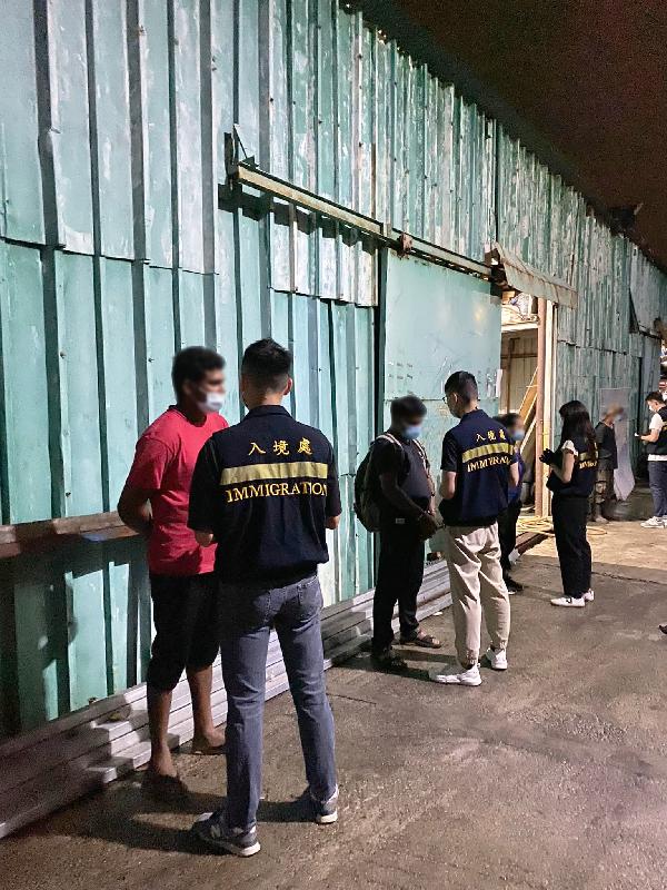 The Immigration Department mounted an anti-illegal worker operation codenamed "Twilight" in Lau Fau Shan yesterday (September 16). Photo shows suspected illegal workers arrested during the operation.