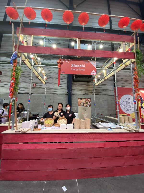 香港駐布魯塞爾經濟貿易辦事處與香港旅遊發展局攜手合作，將香港美食帶進於九月十六日至十九日（里昂時間）在法國舉辦的第五屆「里昂街頭美食節」的「亞洲街市」。圖示美食節中的香港攤檔。