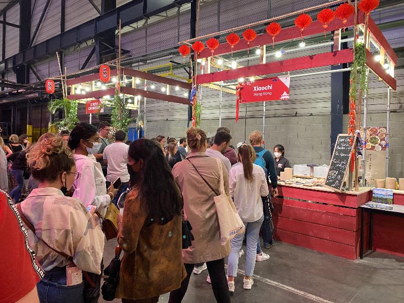 香港駐布魯塞爾經濟貿易辦事處與香港旅遊發展局攜手合作，將香港美食帶進於九月十六日至十九日（里昂時間）在法國舉辦的第五屆「里昂街頭美食節」的「亞洲街市」。圖示香港街頭美食在美食節中深受歡迎，獲眾多訪客支持。