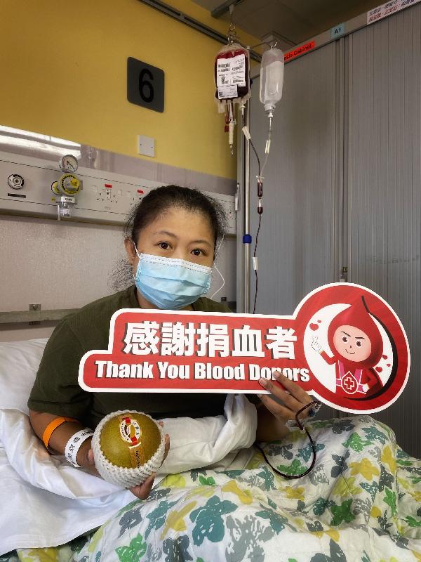 The Hong Kong Red Cross Blood Transfusion Service today (September 18) appealed to members of the public to share their blessing of reunion by giving blood and registering for bone marrow donation before the Mid-Autumn Festival and National Day holidays. Photo shows Emily Fung, a patient diagnosed with thalassaemia major, who came to hospital for a blood transfusion and thanked all blood donors.


