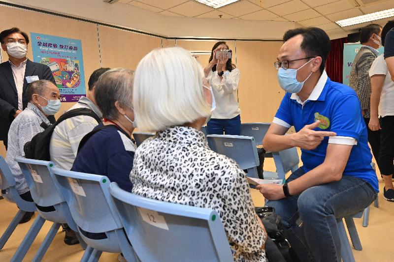 Users of elderly services of Tung Wah Group of Hospitals in Eastern District and their family members participated in a vaccination event at Fong Shu Chuen Social Service Building in Shau Kei Wan today (September 18). Photo shows the Secretary for the Civil Service, Mr Patrick Nip (right), chatting with elderly persons who joined the event and encouraging them to get vaccinated as soon as possible.