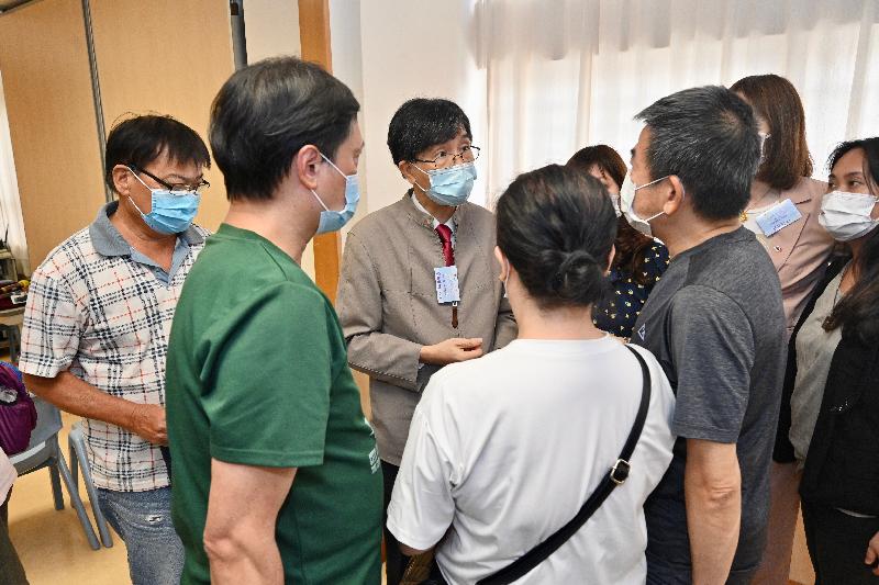 Users of elderly services of Tung Wah Group of Hospitals in Eastern District and their family members participated in a vaccination event at Fong Shu Chuen Social Service Building in Shau Kei Wan today (September 18). Photo shows Chair Professor of the Department of Microbiology, the University of Hong Kong, Professor Yuen Kwok-yung (third left), answering questions from participants after the briefing on COVID-19 vaccines.