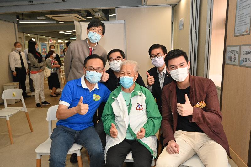 Users of elderly services of Tung Wah Group of Hospitals in Eastern District and their family members participated in a vaccination event at Fong Shu Chuen Social Service Building in Shau Kei Wan today (September 18). The Secretary for the Civil Service, Mr Patrick Nip (front row, first left), the Chairman of Tung Wah Group of Hospitals, Mr Kazaf Tam (front row, first right), and Chair Professor of the Department of Microbiology of the University of Hong Kong, Professor Yuen Kwok-yung (back row, first left), are pictured with an elderly woman who just received vaccination.