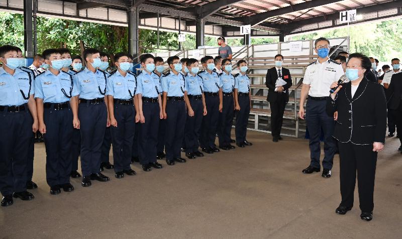 The Vice-Chairperson of the Hong Kong Special Administrative Region Basic Law Committee under the Standing Committee of the National People’s Congress, Ms Maria Tam (first right), accompanied by the Commissioner of Police, Mr Siu Chak-yee (second right), meets graduates after the passing-out parade held at the Hong Kong Police College today (September 18).