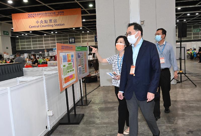 The Chairman of the Electoral Affairs Commission, Mr Justice Barnabas Fung Wah (second right), accompanied by the Chief Electoral Officer, Mr Alan Yung (first right), visits the central counting station of the 2021 Election Committee Subsector Ordinary Elections at the Hong Kong Convention and Exhibition Centre today (September 18) to inspect the preparatory work for the elections.