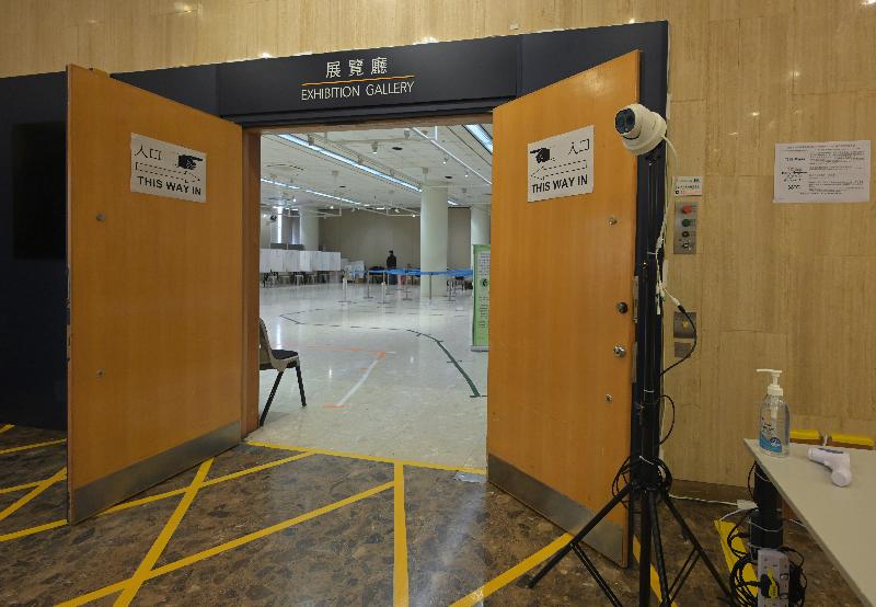 The 2021 Election Committee Subsector Ordinary Elections will be held tomorrow (September 19). In order to prevent the spread of COVID-19, voters/authorised representatives of corporate voters, candidates and their agents are required to use hand sanitiser and have their body temperature checked before entering the polling station.