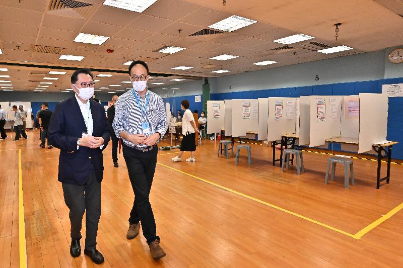The Chairman of the Electoral Affairs Commission, Mr Justice Barnabas Fung Wah (left) this afternoon (September 19) visited the polling station of the 2021 Election Committee Subsector Ordinary Elections located at the Kowloon Park Sports Centre and was briefed by the Presiding Officer. 