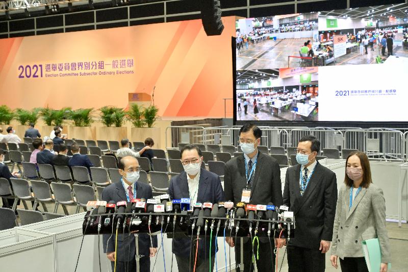 The Chairman of the Electoral Affairs Commission (EAC), Mr Justice Barnabas Fung Wah (second left), met the media yesterday night (September 19) at the media centre of the 2021 Election Committee Subsector Ordinary Elections in the Hong Kong Convention and Exhibition Centre to conclude the polling arrangements. Also present were EAC members Mr Arthur Luk, SC (first left) and Professor Daniel Shek (centre).