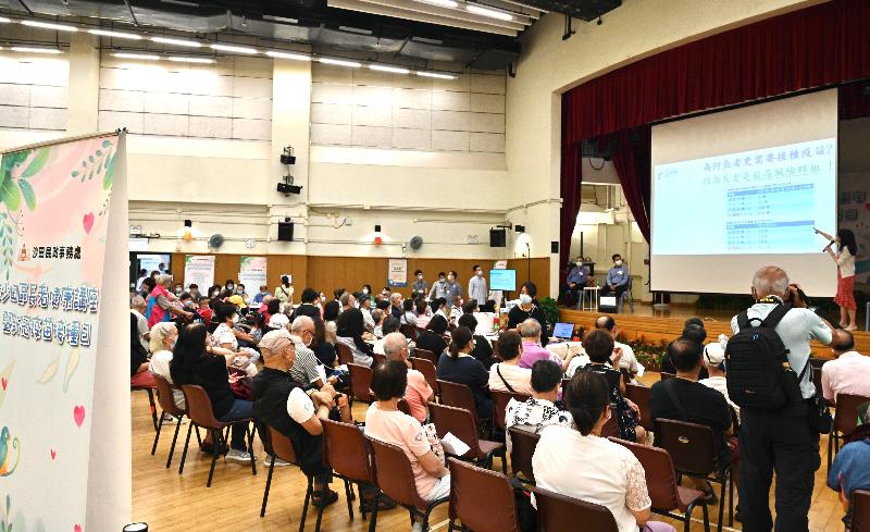 More than 360 people in Sha Tin District, comprising elderly persons and other residents, participated in a health talk and COVID-19 vaccination event for the elderly at Lee On Community Services Complex in Ma On Shan today (September 20).