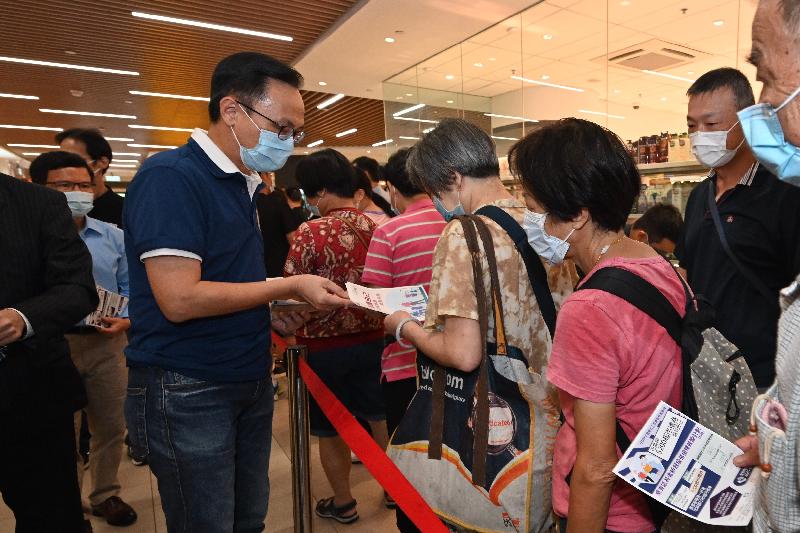 The Government's outreach vaccination team will provide a COVID-19 vaccination service at Shek Lei Community Hall for three consecutive days from Thursday to Saturday (September 23 to 25) for residents of the district, in particular elderly persons, to receive Sinovac vaccination. As today (September 21) is the Mid-Autumn Festival, the Secretary for the Civil Service, Mr Patrick Nip (second left), distributed leaflets at Shek Lei Shopping Centre and appealed people to actively participate in the outreach vaccination service starting on Thursday, so as to protect themselves and others and build together a protective shield in the community.