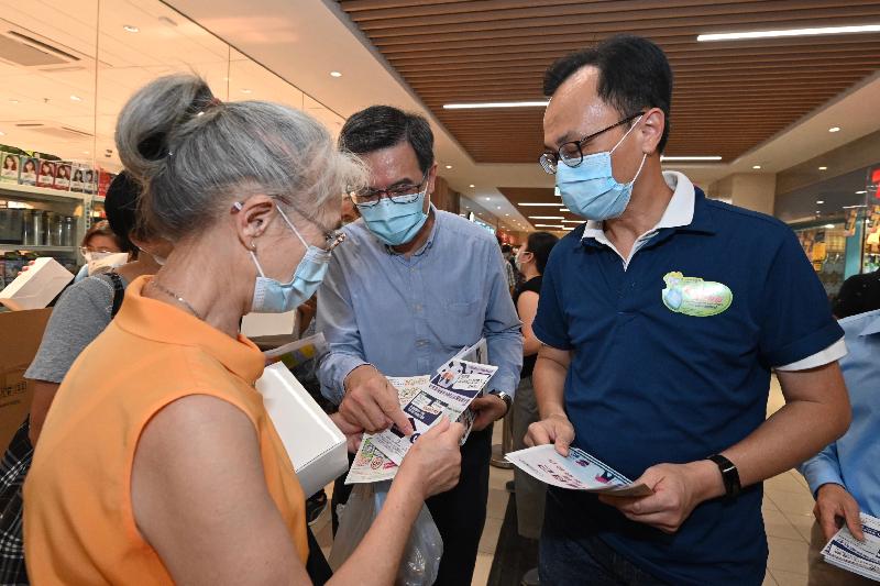 The Government's outreach vaccination team will provide a COVID-19 vaccination service at Shek Lei Community Hall for three consecutive days from Thursday to Saturday (September 23 to 25) for residents of the district, in particular elderly persons, to receive Sinovac vaccination. As today (September 21) is the Mid-Autumn Festival, the Secretary for the Civil Service, Mr Patrick Nip (first right), distributed leaflets at Shek Lei Shopping Centre and appealed people to actively participate in the outreach vaccination service starting on Thursday, so as to protect themselves and others and build together a protective shield in the community.