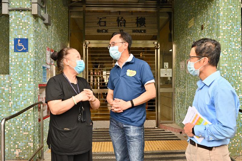 The Government's outreach vaccination team will provide a COVID-19 vaccination service at Shek Lei Community Hall for three consecutive days from Thursday to Saturday (September 23 to 25) for residents of the district, in particular elderly persons, to receive Sinovac vaccination. As today (September 21) is the Mid-Autumn Festival, the Secretary for the Civil Service, Mr Patrick Nip (centre), paid a visit to Shek Lei Estate to appeal to residents to actively participate in the outreach vaccination service starting on Thursday, so as to protect themselves and others and build together a protective shield in the community. Also pictured is the District Officer (Kwai Tsing), Mr Kenneth Cheng (right).