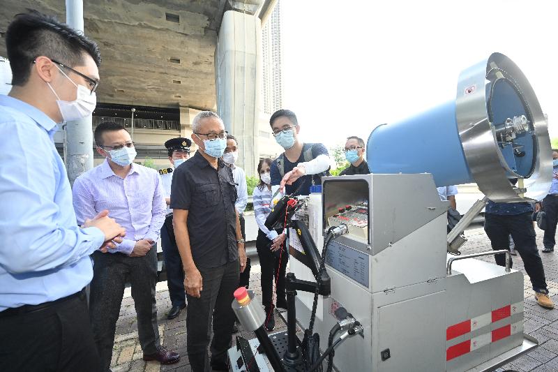 The Under Secretary for Food and Health, Dr Chui Tak-yi, inspected anti-mosquito work by various departments at the Tseung Kwan O South Waterfront Promenade today (September 21). Photo shows Dr Chui (third left) receiving a briefing from a staff member of the Electrical and Mechanical Services Department on a large robotics ultra-low volume fogger currently on trial.