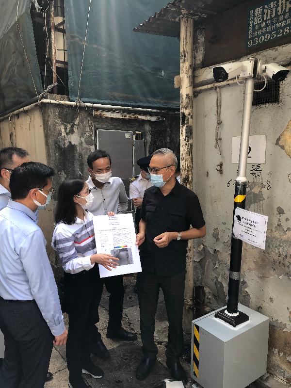 The Under Secretary for Food and Health, Dr Chui Tak-yi, inspected anti-rodent work by various departments at a rear lane on Tai Nan Street in Sham Shui Po today (September 21). Photo shows Dr Chui (first right) receiving an introduction by Deputy Director of Food and Environmental Hygiene Miss Diane Wong (third right) on the operation of thermal cameras used to detect rodent activities.