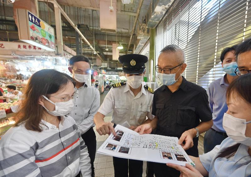 The Under Secretary for Food and Health, Dr Chui Tak-yi (fourth left), today (September 21) learns about the measures taken by the Food and Environmental Hygiene Department in deterring rodents at Pei Ho Street Market in Sham Shui Po. Looking on is Deputy Director of Food and Environmental Hygiene Miss Diane Wong (first left).