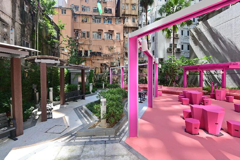Portland Street Rest Garden in Yau Tsim Mong District will reopen at noon tomorrow (September 23) for public use. Part of the renovated Portland Street Rest Garden retains its original layout structure while some facilities have been renewed to improve the lighting and seating area. 