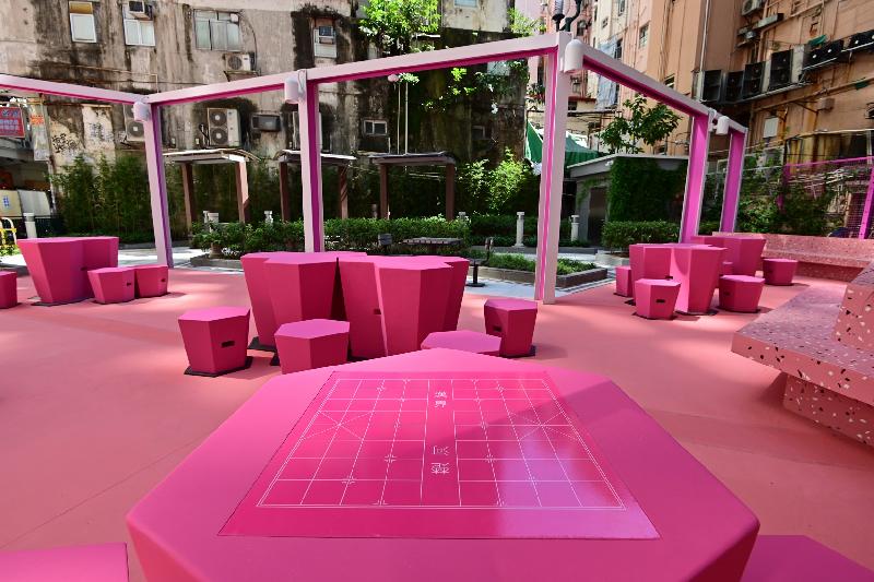 Portland Street Rest Garden in Yau Tsim Mong District will reopen at noon tomorrow (September 23) for public use. The renovated Portland Street Rest Garden encourages user interaction to strengthen the community connection.