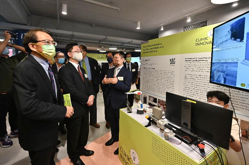 The Secretary for Innovation and Technology, Mr Alfred Sit (second left), today (September 23) visits the exhibition at the CUHK Innovation Day 2021 and receives a briefing from the staff on an innovation project. Looking on is the Vice-Chancellor and President of the Chinese University of Hong Kong, Professor Rocky Tuan (first left).