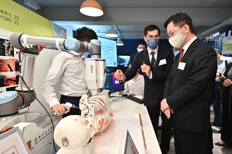 The Secretary for Innovation and Technology, Mr Alfred Sit (right), today (September 23) visits the exhibition at the CUHK Innovation Day 2021 and receives a briefing from the staff on an innovation project.