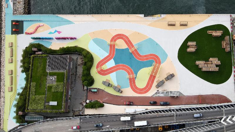 「东岸公园主题区（第一期）」将于周六（九月二十五日）正式开放，为市民于维多利亚港进一步提供一条长约360米的海滨长廊。
