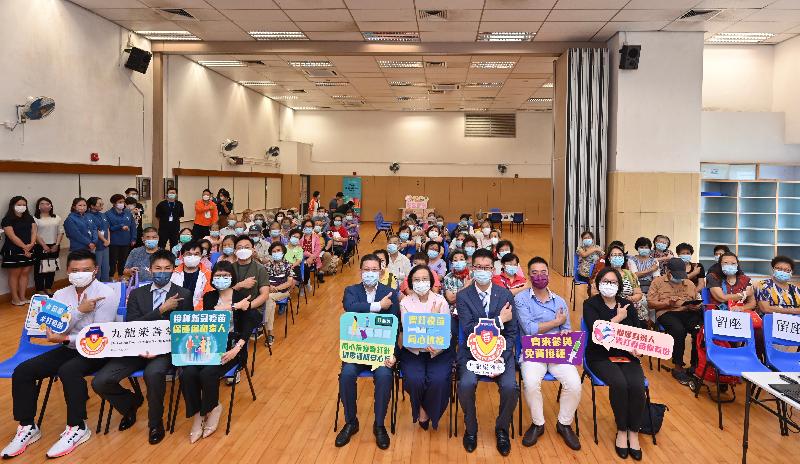 The Secretary for Food and Health, Professor Sophia Chan, attended the Yau Tsim Mong Elderly Vaccination Day organised by the Lok Sin Tong Benevolent Society, Kowloon at Kwun Chung Sports Centre in Kwun Chung Municipal Services Building today (September 23). Photo shows Professor Chan (first row, fourth right) with representatives of the organiser and participating healthcare workers at the event.