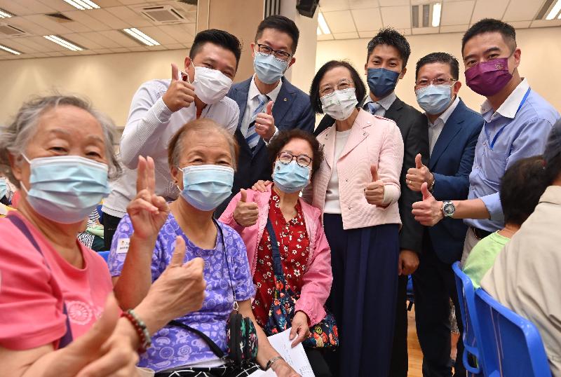 The Secretary for Food and Health, Professor Sophia Chan, attended the Yau Tsim Mong Elderly Vaccination Day organised by the Lok Sin Tong Benevolent Society, Kowloon at Kwun Chung Sports Centre in Kwun Chung Municipal Services Building today (September 23). Photo shows Professor Chan (back row, third left) calling on the elderly to get vaccinated.