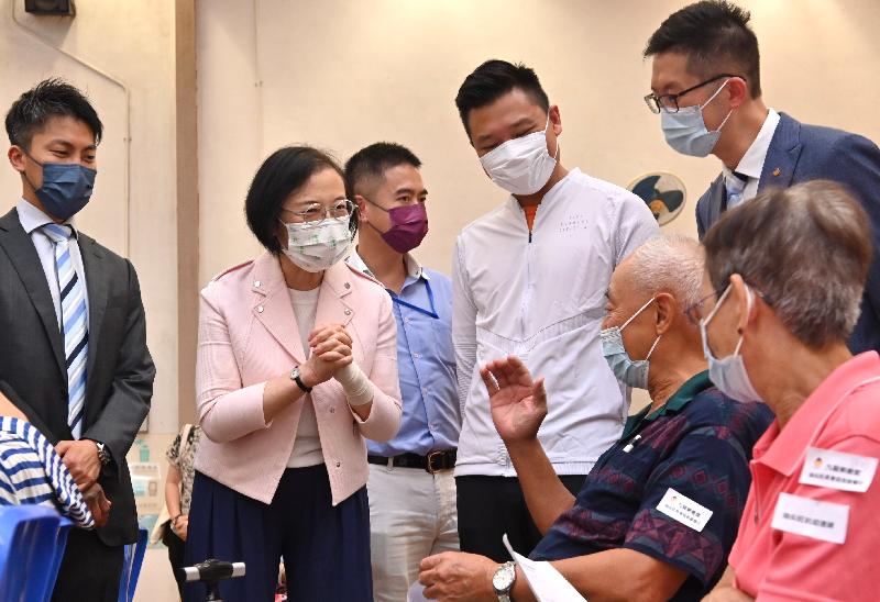 The Secretary for Food and Health, Professor Sophia Chan (second left), attended the Yau Tsim Mong Elderly Vaccination Day organised by the Lok Sin Tong Benevolent Society, Kowloon at Kwun Chung Sports Centre in Kwun Chung Municipal Services Building today (September 23) and called on the elderly to get vaccinated for self-protection.