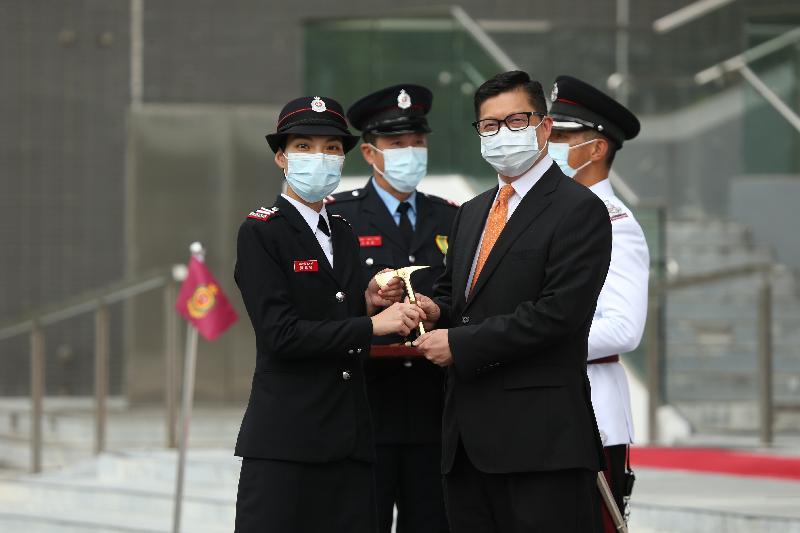 The Secretary for Security, Mr Tang Ping-keung, reviewed the 190th Fire Services passing-out parade at the Fire and Ambulance Services Academy today (September 23). Photo shows Mr Tang (right) presenting the Best Recruit award to a graduate.