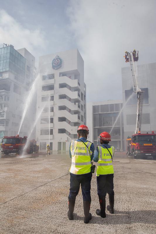 The Secretary for Security, Mr Tang Ping-keung, reviewed the 190th Fire Services passing-out parade at the Fire and Ambulance Services Academy today (September 23). Photo shows graduates demonstrating firefighting and rescue techniques.