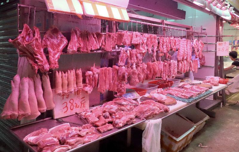 食物環境衞生署今日（九月二十三日）採取突擊行動，在筲箕灣金華街打擊懷疑以冰鮮及冷藏肉充當新鮮肉出售的持牌新鮮糧食店。圖示行動中檢獲的豬肉。