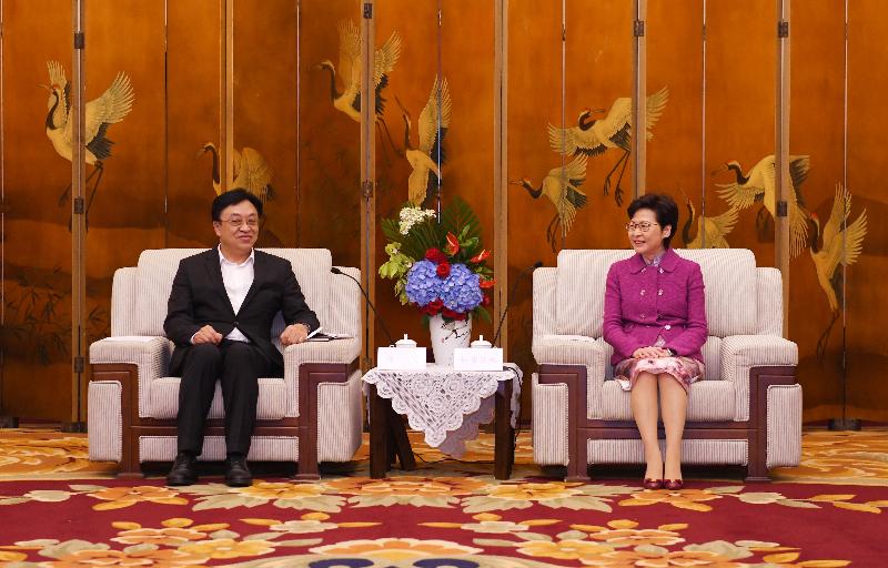The Chief Executive, Mrs Carrie Lam (right), meets with the Governor of Hainan Province, Mr Feng Fei (left), in Chengdu today (September 23).