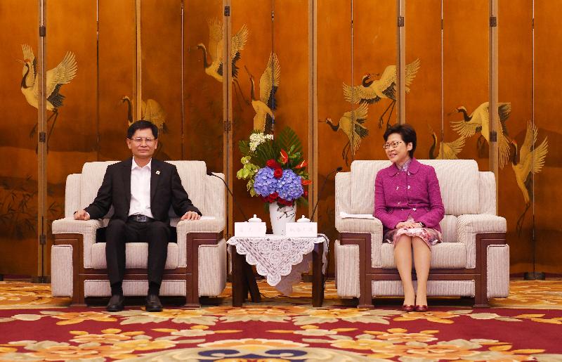 The Chief Executive, Mrs Carrie Lam (right), meets with the Chairman of the Guangxi Zhuang Autonomous Region, Mr Lan Tianli (left), in Chengdu today (September 23).