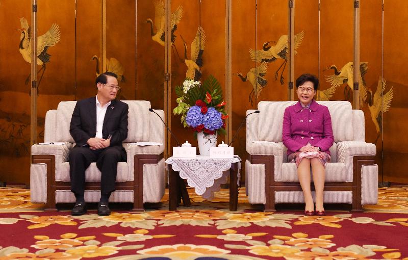 The Chief Executive, Mrs Carrie Lam (right), meets with the Governor of Jiangxi Province, Mr Yi Lianhong (left), in Chengdu today (September 23).