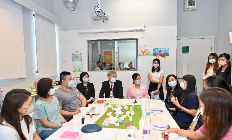 The Secretary for Labour and Welfare, Dr Law Chi-kwong, visited the Sandy Bay Parents Resource Centre of Heep Hong Society in Pok Fu Lam this afternoon (September 24) to learn more about the community support services for parents and relatives/carers of persons with disabilities. Photo shows Dr Law (fifth left), accompanied by the Chief Executive Officer of Heep Hong Society, Ms Rachel Leung (sixth left), chatting with parents and carers to see how the support services of the centre could ease the pressure on parents and carers to take care of their family members with disabilities or difficulties on upbringing.